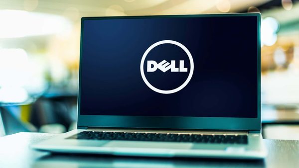 Notebook Dell acceso su scrivania, immagine rappresentativa per fornitura PC e postazioni aziendali